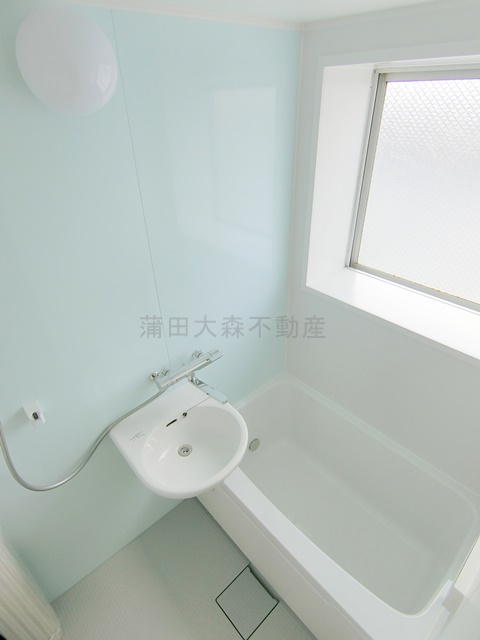 バス・シャワールーム　大きな窓と追い焚き機能付きバスルーム　お風呂