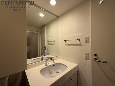 洗面設備　大きな鏡が特徴の独立洗面台です