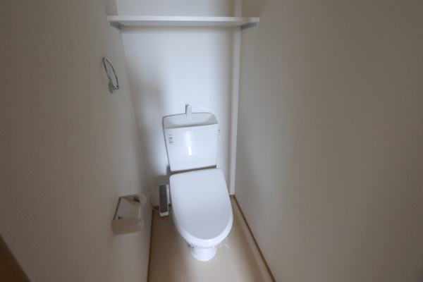 トイレ　温水シャワー付きトイレです