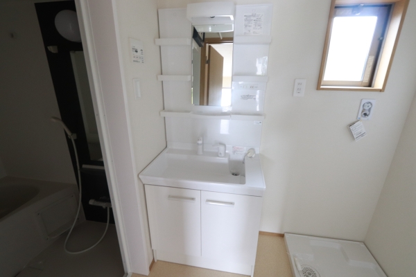 洗面設備　独立洗面台で朝の準備も快適です♪