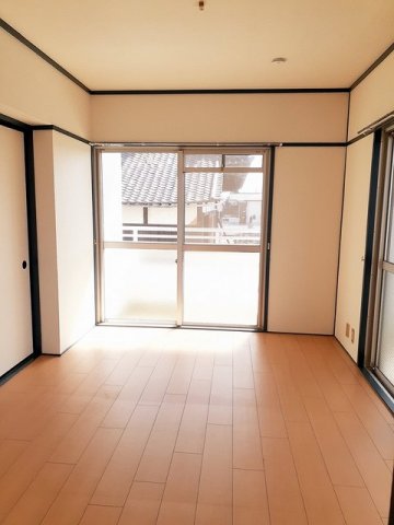 居室・リビング　内装は落ち着いています