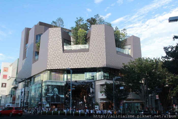 ショッピングセンター　東急プラザ表参道原宿（ショッピングセンター）まで300m