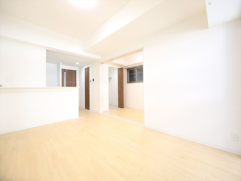 居室・リビング　ＬＤＫ12.4帖　洋室5.3帖　つなげても仕切っても使えます