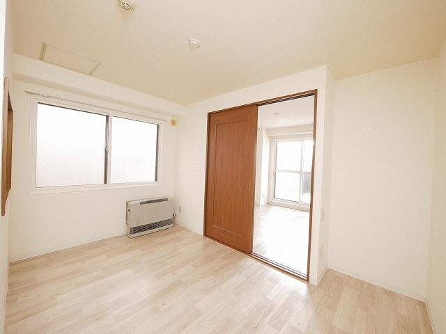 居室・リビング　◆最上階角部屋南東向きの1LDK！◆室内リフォーム済みで綺麗