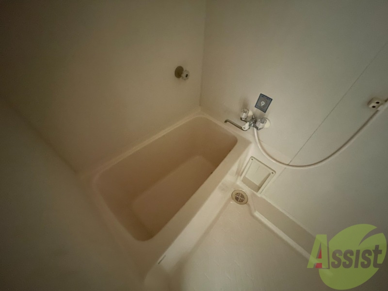 バス・シャワールーム　白くきれいな浴室です、シンプルで使い易い作りになっています。