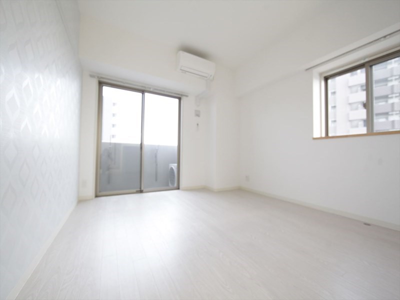 バルコニー　洋室11帖　エアコン完備　2面採光　南面バルコニー