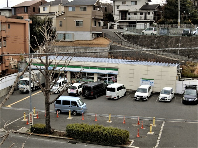 コンビニ　ファミリーマート茨木南春日丘店（コンビニ）まで242m