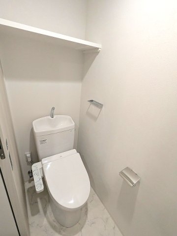 トイレ　洗面室と独立した温水洗浄便座です