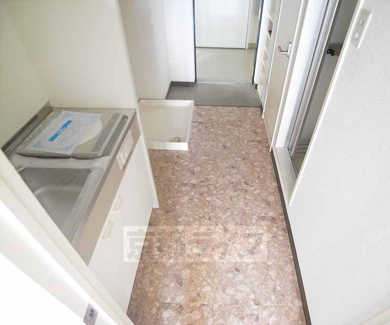 玄関　キッチンから玄関を見たところ