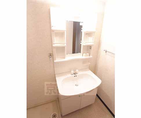 洗面設備　大きく収納も多いです