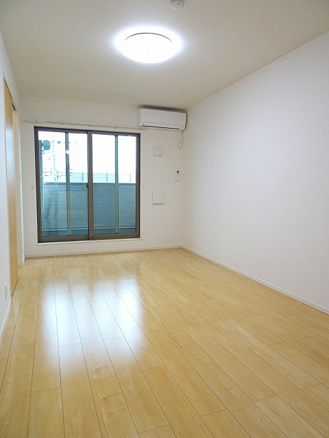 居室・リビング　明るいリビングです。