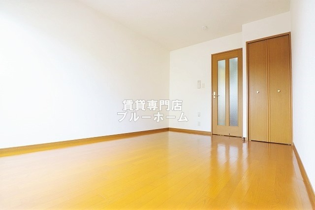 居室・リビング　7.62帖の明るい洋室！