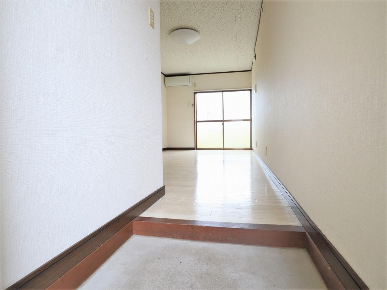 その他　玄関から見た様子です。