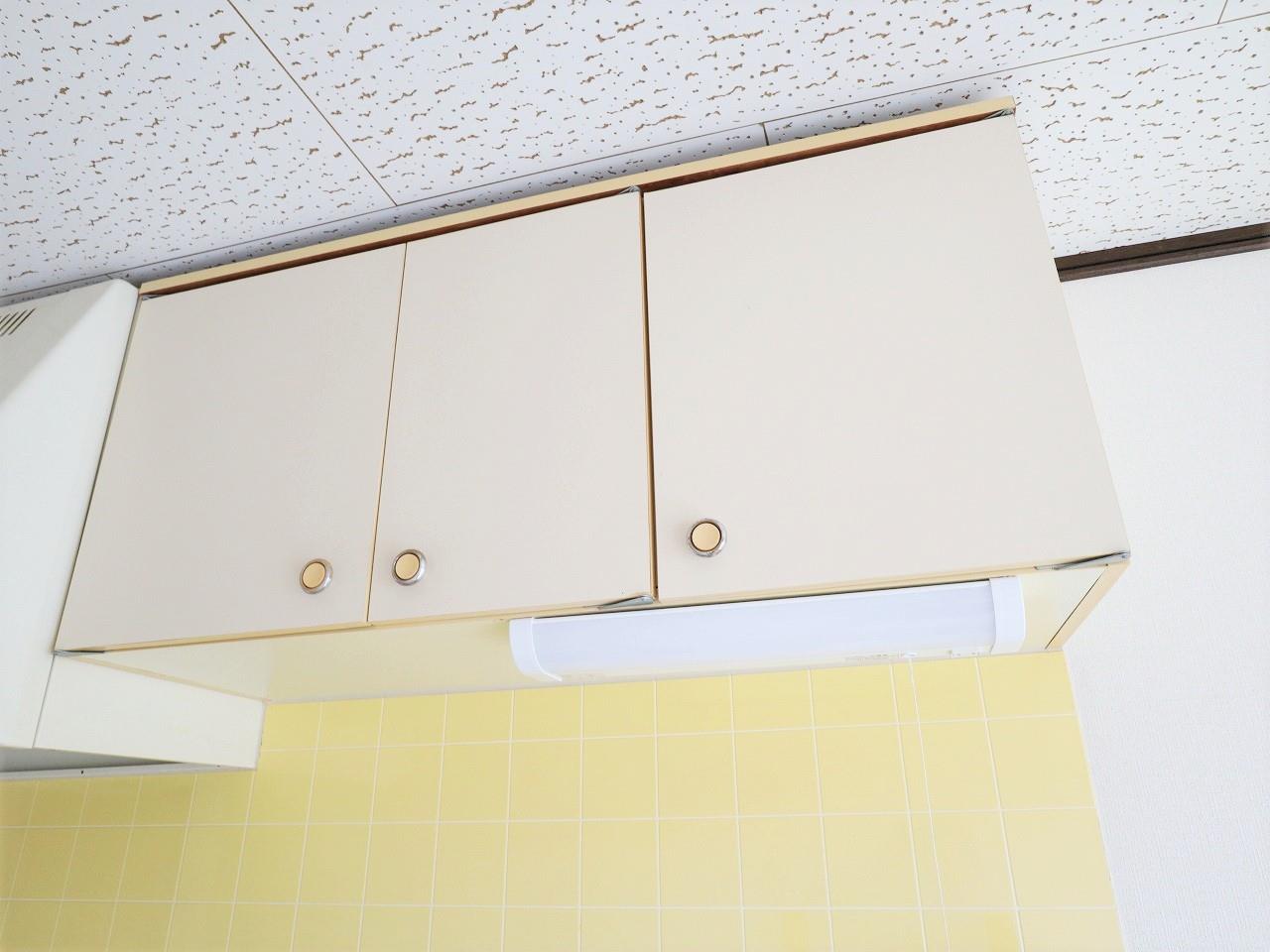 その他　キッチン上部には収納棚がございます。