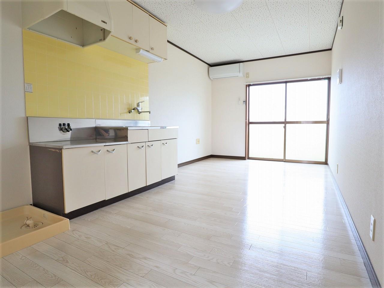 居室・リビング　お部屋の広さは9帖ございます。