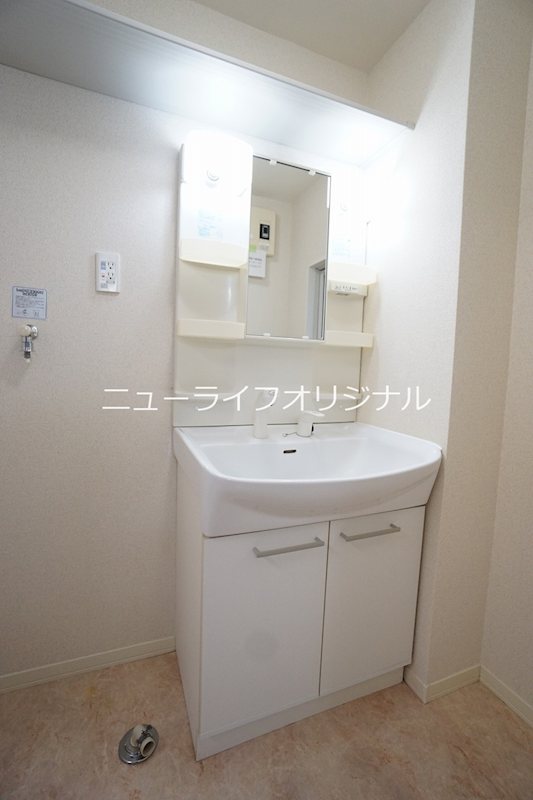 洗面設備　シャワー付き洗面台で忙しい朝でも楽に身支度が出来ます！
