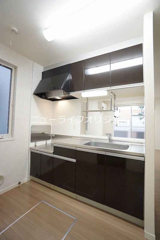 キッチン　窓付きキッチンで明るく換気も出来ます！