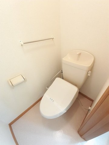 トイレ　落ち着いた色調のトイレです