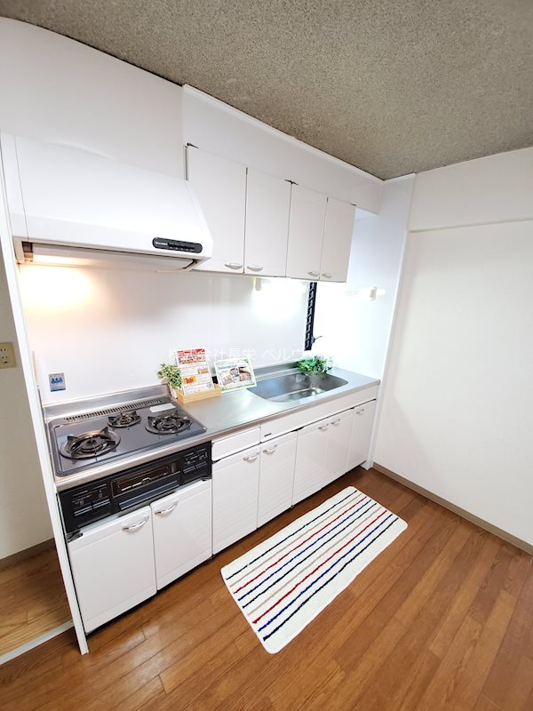 キッチン　別の部屋の写真です。床は白ウッドタイルとなります。