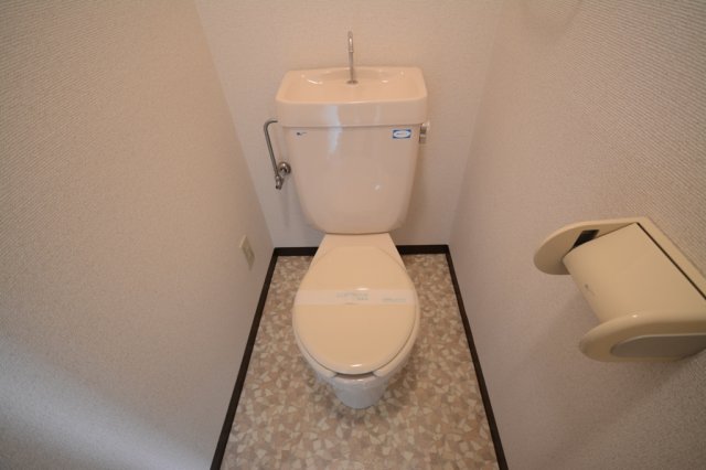 トイレ　別号室画像。ご参考下さい