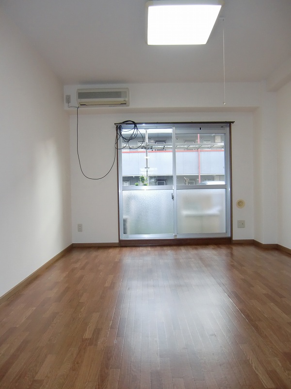 居室・リビング　※同建物の別のお部屋の写真です。