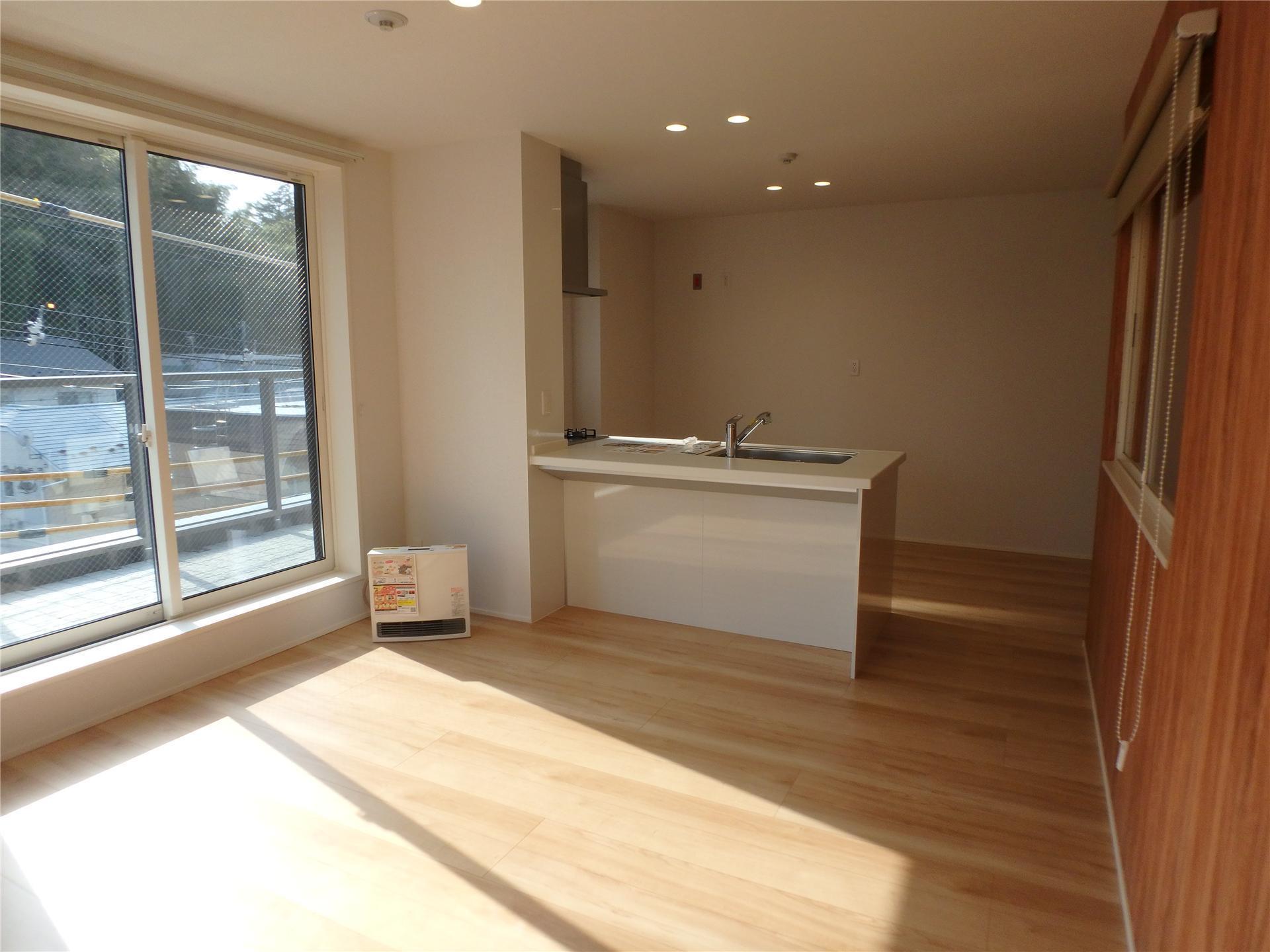 居室・リビング　大きな窓があり日差しが差し込むリビングです