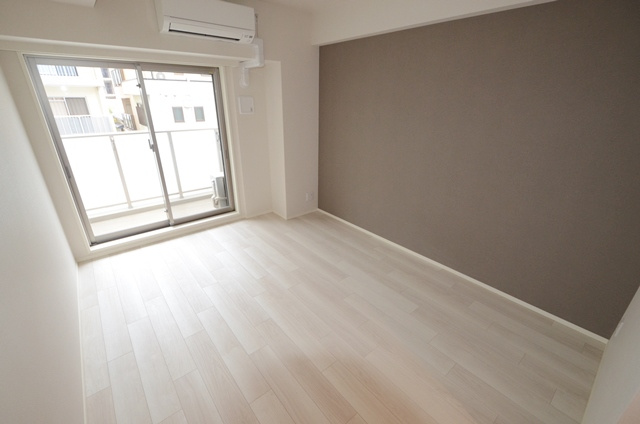 居室・リビング　エアコン付きで快適に過ごせます♪