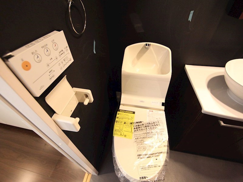 トイレ　温水洗浄暖房便座付トイレ　イメージ写真