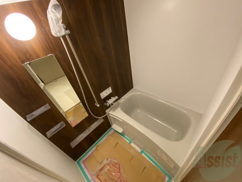 バス・シャワールーム　広々したお風呂で快適にくつろげそうです。