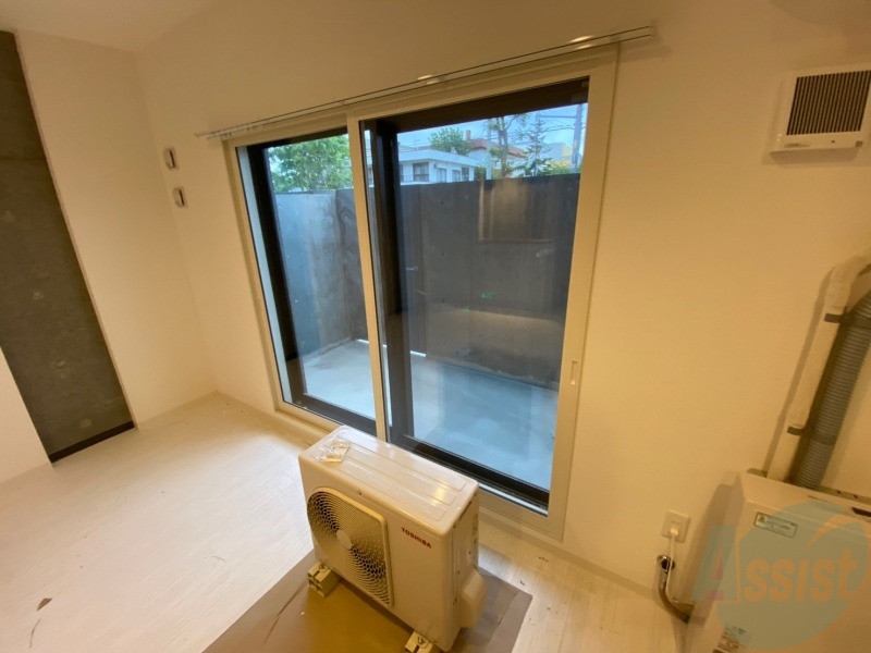 バルコニー　窓からの日光は気持ちを明るくしてくれますね！