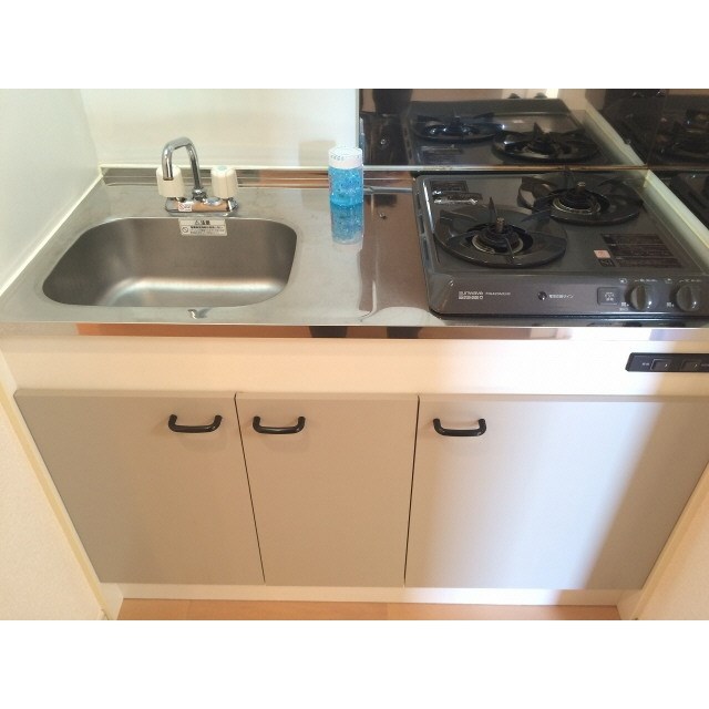 キッチン　2口ガスコンロ付きのキッチンです。