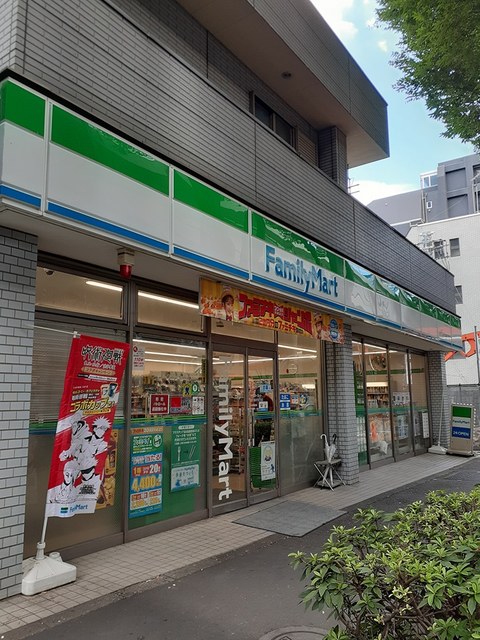 コンビニ　ファミリーマート（コンビニ）まで300m