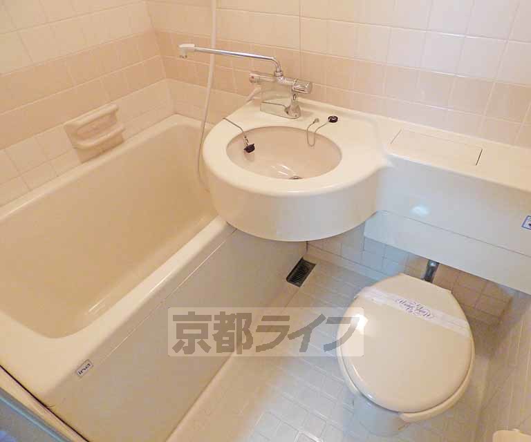 バス・シャワールーム　広々とした浴室です。