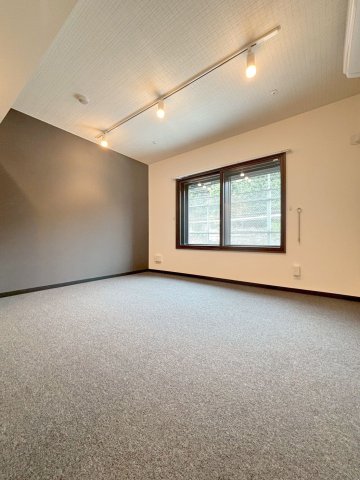 居室・リビング　居室は防音床、防音壁、防音天井となっており、コンクリートの厚