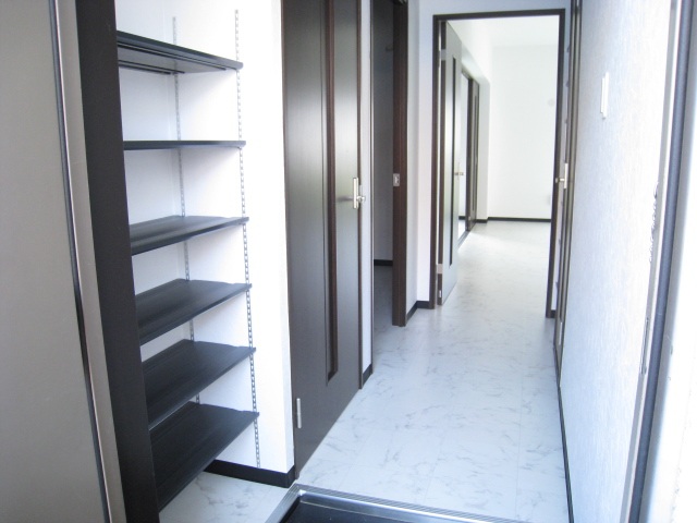玄関　※同物件別部屋参考写真