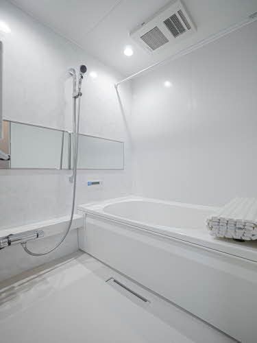 バス・シャワールーム　浴室　オシャレなアクセントを施したゆったりユニットバスです…