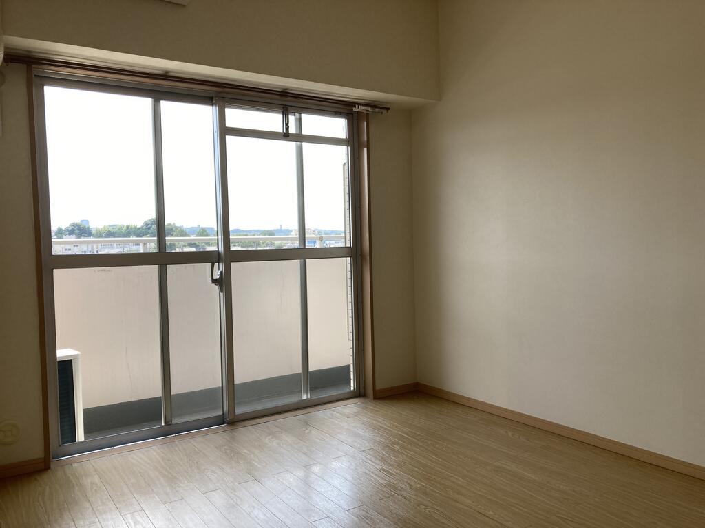 その他部屋・スペース　大きな窓で明るい室内です