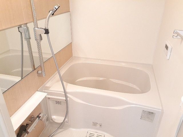 バス・シャワールーム　コンパクトで使いやすいお風呂です