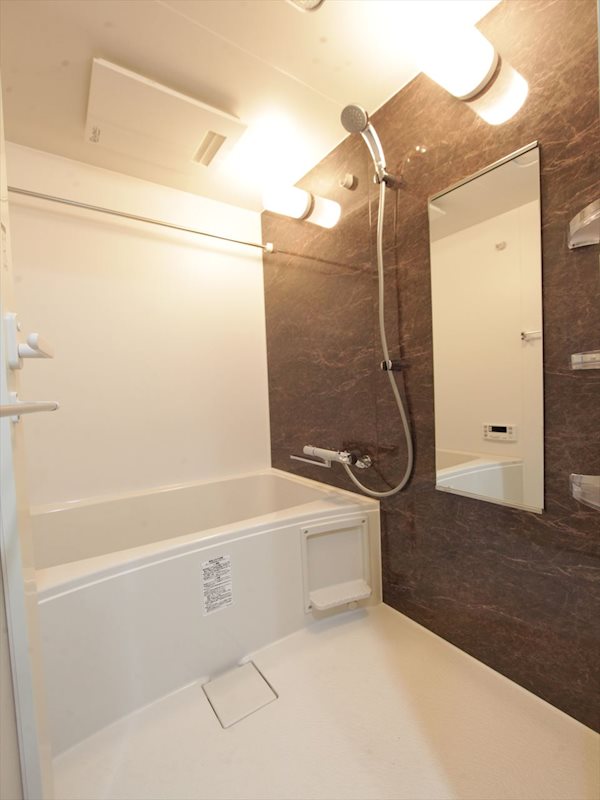 バス・シャワールーム　浴室暖房乾燥機付　追い焚き・オートバス機能付お風呂