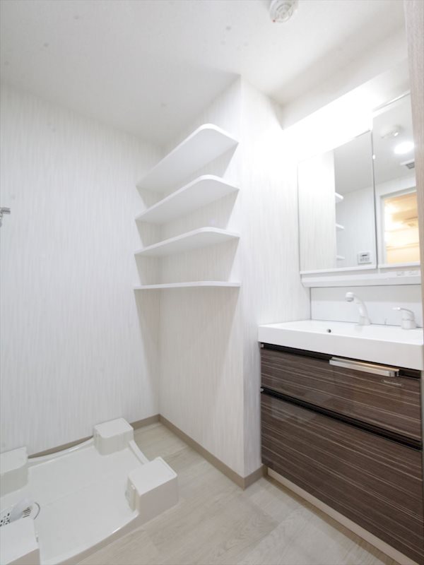 洗面設備　脱衣所　独立洗面台（シャンプードレッサー付）収納スペース有