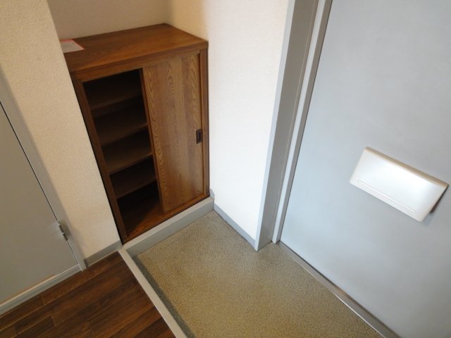 玄関　同物件別号室のものです。