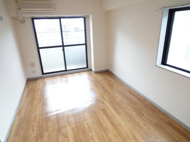 居室・リビング　同物件別号室のものです。