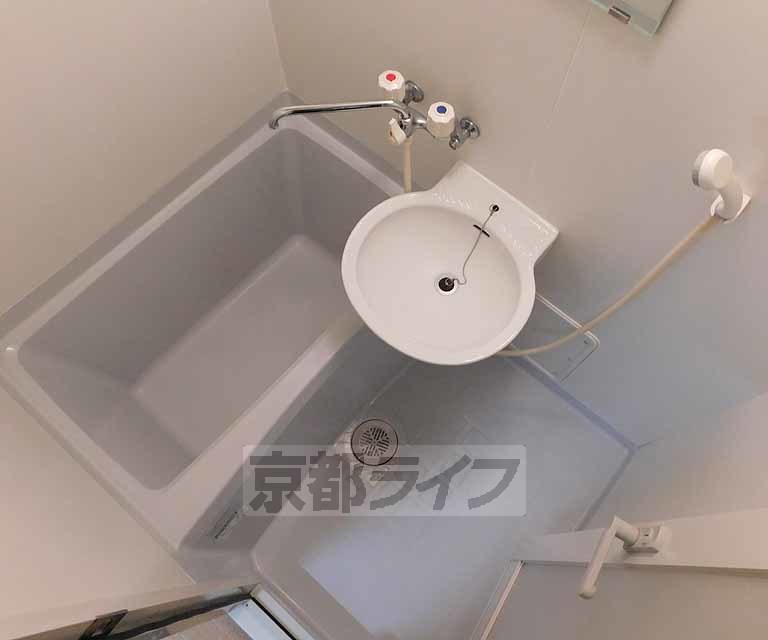 バス・シャワールーム　洗面台が一緒になったバスルームです