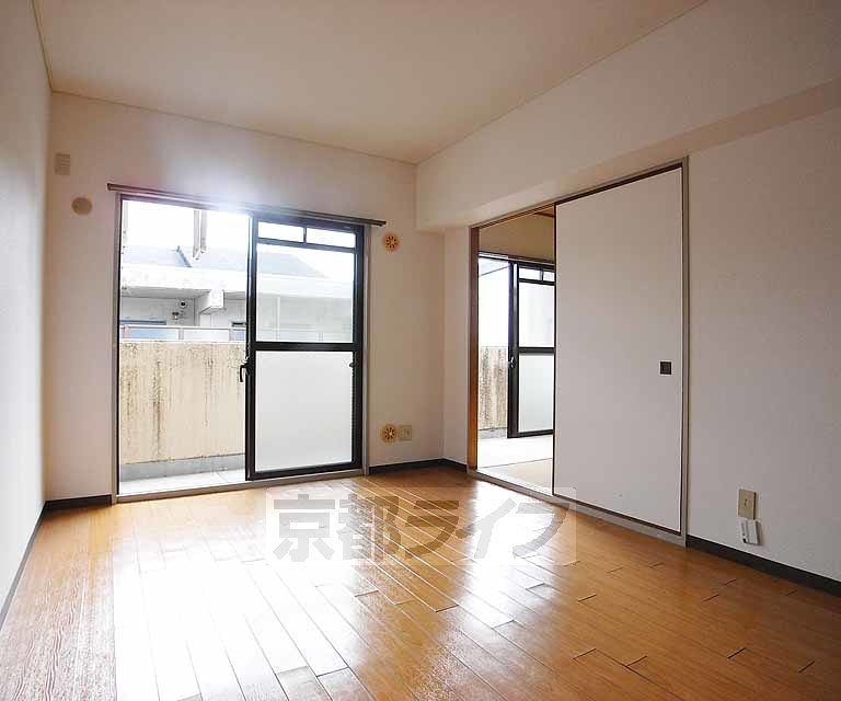 居室・リビング　南北両面バルコニーで風通しの良いお部屋です。