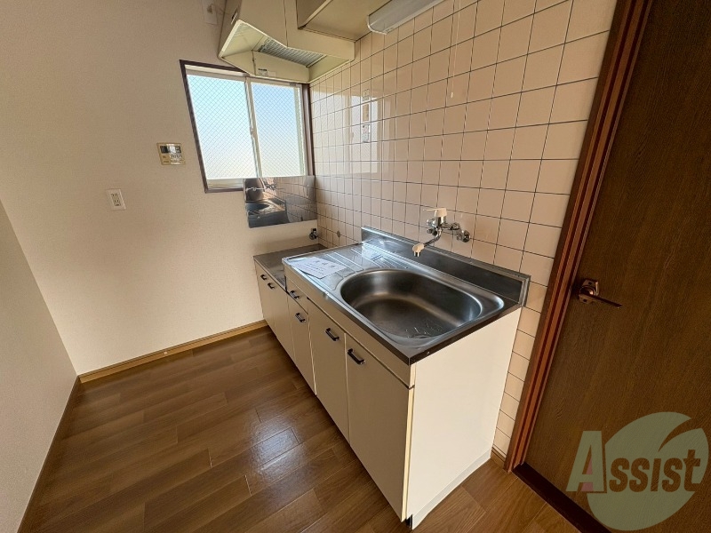 キッチン　キッチンの調理台が広いので料理が捗りますね。