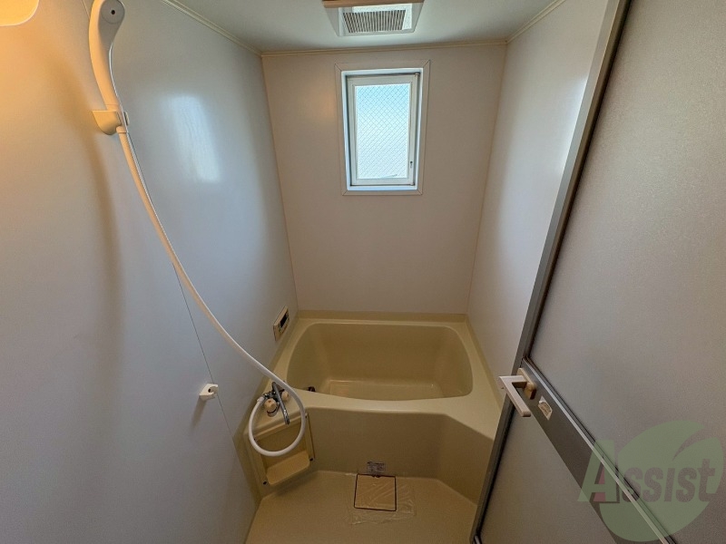 バス・シャワールーム　浴槽が広いので日々の疲れも癒されますね。