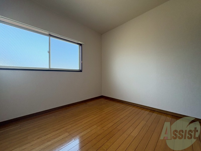 その他部屋・スペース　４．５帖の寝室です。ベッドを置いても狭く感じないです。