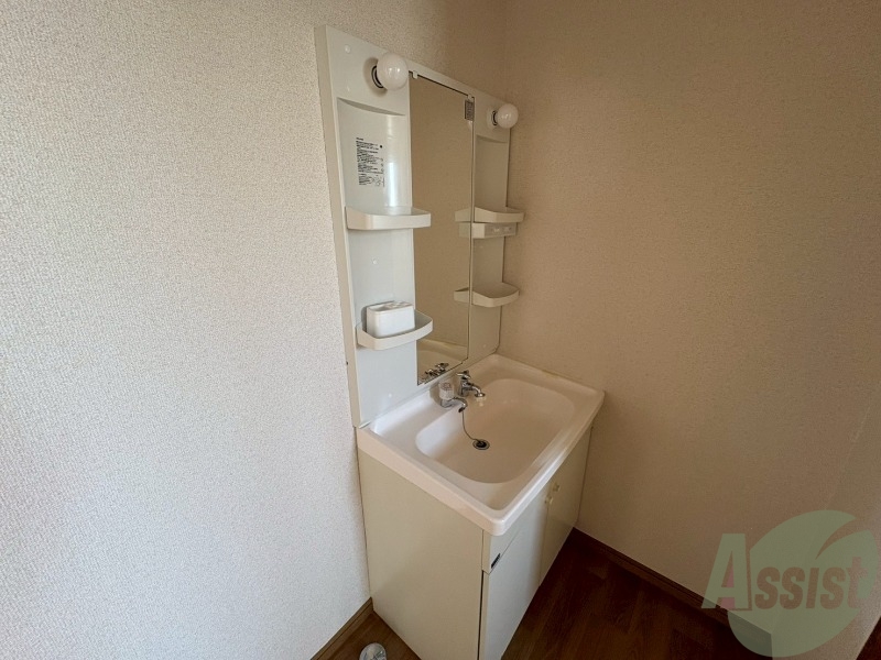 洗面設備　独立洗面台が付いてるので日々の身支度もできますね。