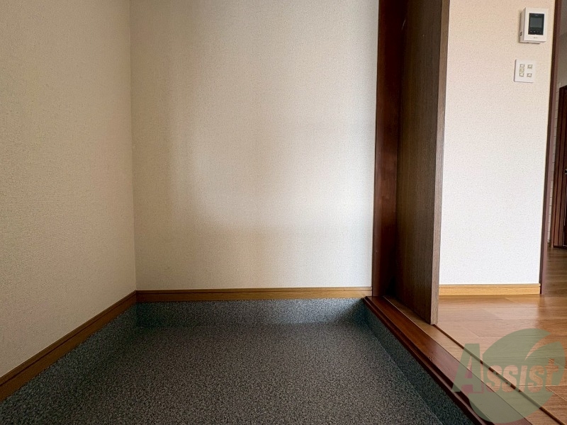 玄関　玄関が広く開放感があり靴も履きやすいです。