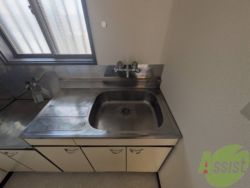 洗面設備　シンクは朝の準備が出来る洗面台の役割もございました。